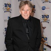 最もセクシーじゃない男ゲイリー・ビューシイ、空港で女性を押しのけて転ばせ、訴えられる