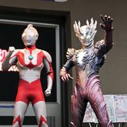 新たなウルトラ戦士、ウルトラマンサーガが初お披露目!初代ウルトラマンとがっちり握手