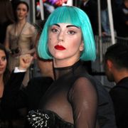 レディー・ガガがLGBTの自殺防止活動をするNPOからヒーロー賞を授与される