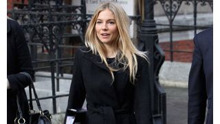 シエナ・ミラーが携帯電話のハッキング事件で証言　パパラッチは「どんなことでもする」