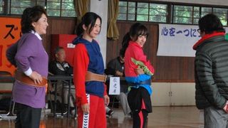 井上真央、主演映画『綱引いちゃった!』の撮影現場を初公開!キュートなジャージ姿に、地元小学生もメロメロ!