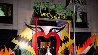 レディー・ガガ、高級百貨店とコラボ！バーニーズ ニューヨークがガガ一色に！