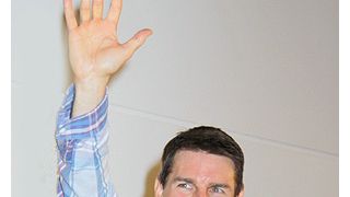 トム・クルーズが羽田に到着!30分以上にわたってファンと交流する早速の大サービス!