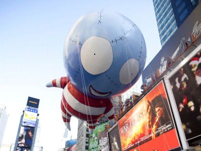 ティム・バートン監督デザインの巨大バルーンキャラクターがニューヨークに出現！感謝祭のパレードで