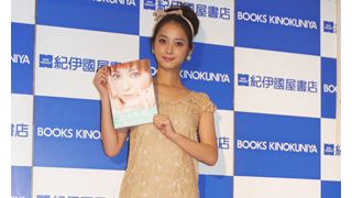 佐々木希、ミニスカで美脚を披露も会見はピリピリモード!報道陣からの質問は一切拒否