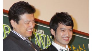 三浦友和、次男で俳優の三浦貴大と照れくさそうに初ツーショット!次男との会話にも思わず父の顔が!