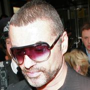 肺炎治療中のジョージ・マイケル 声帯を痛めた可能性も