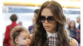 デヴィッド・ベッカムとヴィクトリア夫妻の4か月になる娘ハーパー・セブンちゃん、足元からのぞいているのは30ポンドもするChloeの高級黒タイツ