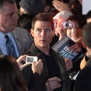 トム・クルーズ、寒空の下で90分ものファンサービス!集まった1,500人以上のファンにありったけの愛振りまく!