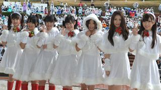 渡り廊下走り隊7、大雨のなか新曲を舞台で初披露!しんちゃんの突然の乱入に、まゆゆ「しんちゃんのお尻はすばらしい」とニヤリ