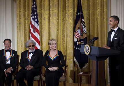 メリル・ストリープ、ケネディ・センターの名誉賞を受賞　オバマ大統領から授与される