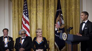 メリル・ストリープ、ケネディ・センターの名誉賞を受賞　オバマ大統領から授与される