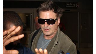 アメリカン航空から降ろされたアレック・ボールドウィン、乗務員に罵声を浴びせ、ひどい態度をとったことが明らかに