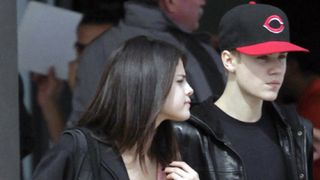 ダイヤの指輪をしていたセレナ・ゴメス、ジャスティン・ビーバーとの婚約を否定