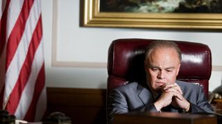 ディカプリオが肥満で頭髪の薄い老人に!特殊メイクで変身した晩年のフーバー姿が公開!