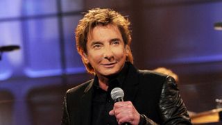 「コパカバーナ」のバリー・マニロウ、滑液包炎と脚の筋肉断裂のため手術