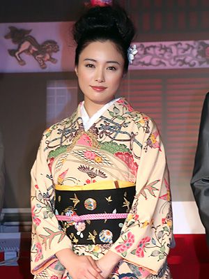 仲間由紀恵、琉球衣装でレッドカーペットに登場！やさしい笑顔にちびっこ記者も「きれい」と真っ赤に!!