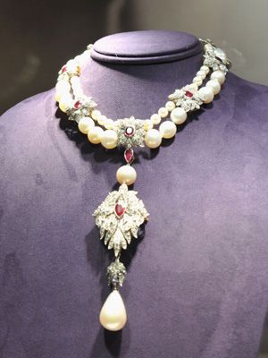 エリザベス・テイラーさんの真珠のネックレス、9億円で落札！史上最高額！
