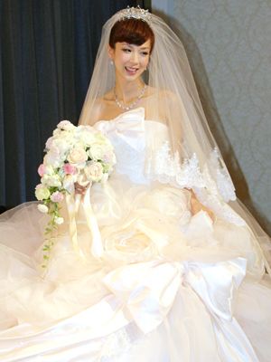 ほしのあき 挙式後に会見 妊娠5か月のおなかをウエディングドレスに包んで登場 プロポーズの言葉は 内緒 シネマトゥデイ