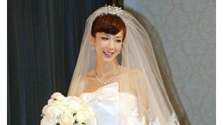 ほしのあき、挙式後に会見!妊娠5か月のおなかをウエディングドレスに包んで登場!プロポーズの言葉は「内緒」
