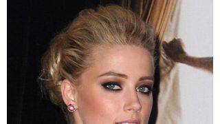 レズビアンの美人女優アンバー・ハードが、ゲイであることを隠すハリウッドの人々を批判