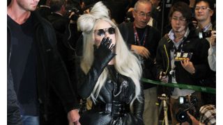 レディー・ガガ、成田空港到着に400人のファン熱狂！全身黒ずくめ＆黒のルージュで投げキッス！