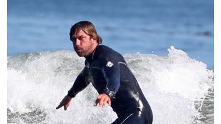 ジェラルド・バトラー、サーフィンのスタント中に波にのまれ病院へ運ばれる