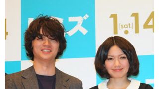 『ヒミズ』の染谷将太&二階堂ふみ、ベネチア国際映画祭の新人俳優賞トロフィーとようやく対面し喜び爆発!