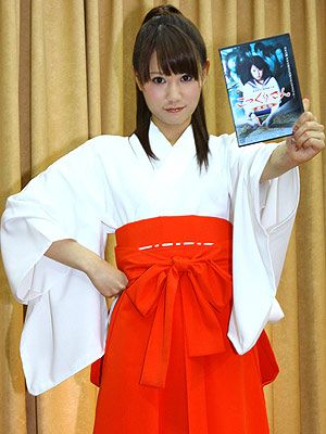 AKB48鈴木まりや、巫女さん姿で初主演映画イベントに登場！「大島優子さんが目標です」