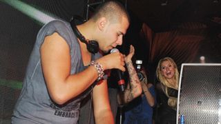 パリス・ヒルトン、いると気が散ると交際中のDJのステージから追い出される