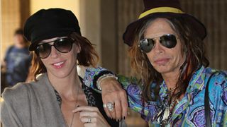 エアロスミスのスティーヴン・タイラーが25歳年下で交際5年のモデルと婚約!