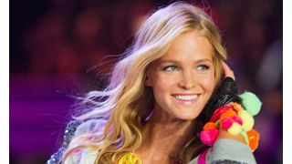 レオナルド・ディカプリオ、新恋人のヴィクトリア・シークレットのモデルを母親に紹介