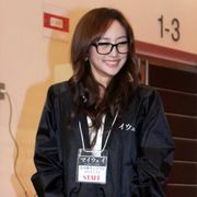 KARAのニコル、サプライズで劇場スタッフに変装してファンにチラシ配りを決行! 最後まで正体がばれず、満面の笑顔で「楽しかったです!」