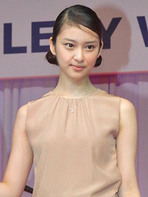 お正月cm女王の武井咲 家でテレビを見ていて自分の露出の多さにびっくり シネマトゥデイ