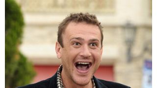 「ママと恋に落ちるまで」のジェイソン・シーゲル、YouTubeでラブソングを歌ってくれたファンを授賞式に招待