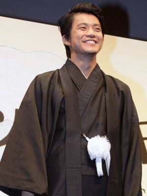 小栗旬、りりしい紋付袴姿に黄色い声援!!　「舞台あいさつにはいつも着物を着てくる」ような奴になりたい!?