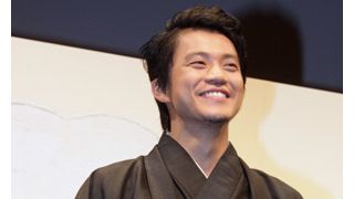 小栗旬、りりしい紋付袴姿に黄色い声援!! 「舞台あいさつにはいつも着物を着てくる」ような奴になりたい!?