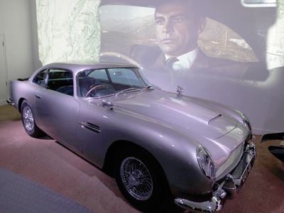 007映画に登場した華麗なボンドカーがズラッと50台勢ぞろい！アストン・マーチンDB5から小型ヘリコプターまで