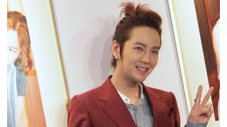 チャン・グンソク、実物大のグンちゃんの手と対面し、思わずほおずり！ファンになった気分と大はしゃぎ!?