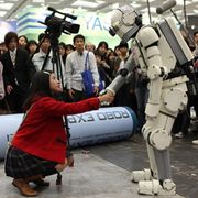 『ロボジー』がトム・クルーズの独走を阻止して初登場ナンバーワンに!