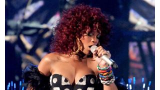 スワロフスキー・クリスタルが散りばめられた1,200万円のマリリン・モンローの肖像画をリアーナが購入