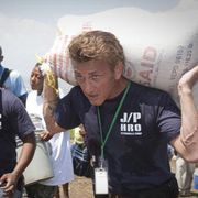 ショーン・ペン、ハイチ共和国の無任所大臣に任命 ハイチ地震後に現地で数千人の生活支援