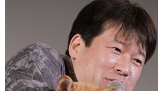 マメシバ・一郎、舞台で挙動不審！大観衆は苦手!? 佐藤二朗の初子誕生祝福にかけつけるも終始そわそわ