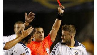 デヴィッド・ベッカム、息子のサッカーチームの審判に文句をつけレッドカード!