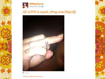 歌手のマイリー・サイラス、右手薬指のタトゥーに込められた、同性愛結婚を支持する思いを吐露！