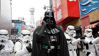 ダース・ベイダー大阪に降り立ち通天閣ジャック! 新世界は一時騒然、ビリケンさんまでダークサイドに導いた!?