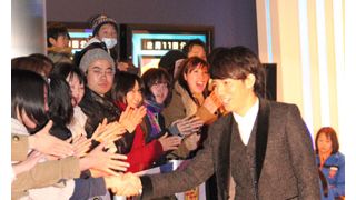 ピース綾部、「夢はハリウッド」レッドカーペットを闊歩!主演映画の初日にテンション最高潮!