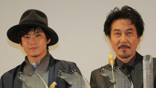 役所広司と小栗旬初共演の『キツツキと雨』が海外からオファー殺到!映画祭で獲得した4つトロフィーを前に満面の笑み!