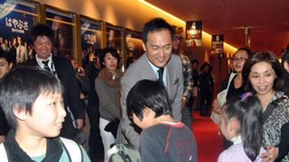 どんだけ働く!? 渡辺謙！12回連続で舞台あいさつ！自ら子どもたちに握手！サイン！「次世代をになってほしい」