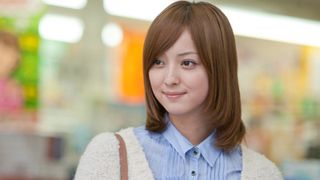 佐々木希がショートパンツ姿でハイキック！こんなかわいい子になら、けられたい！